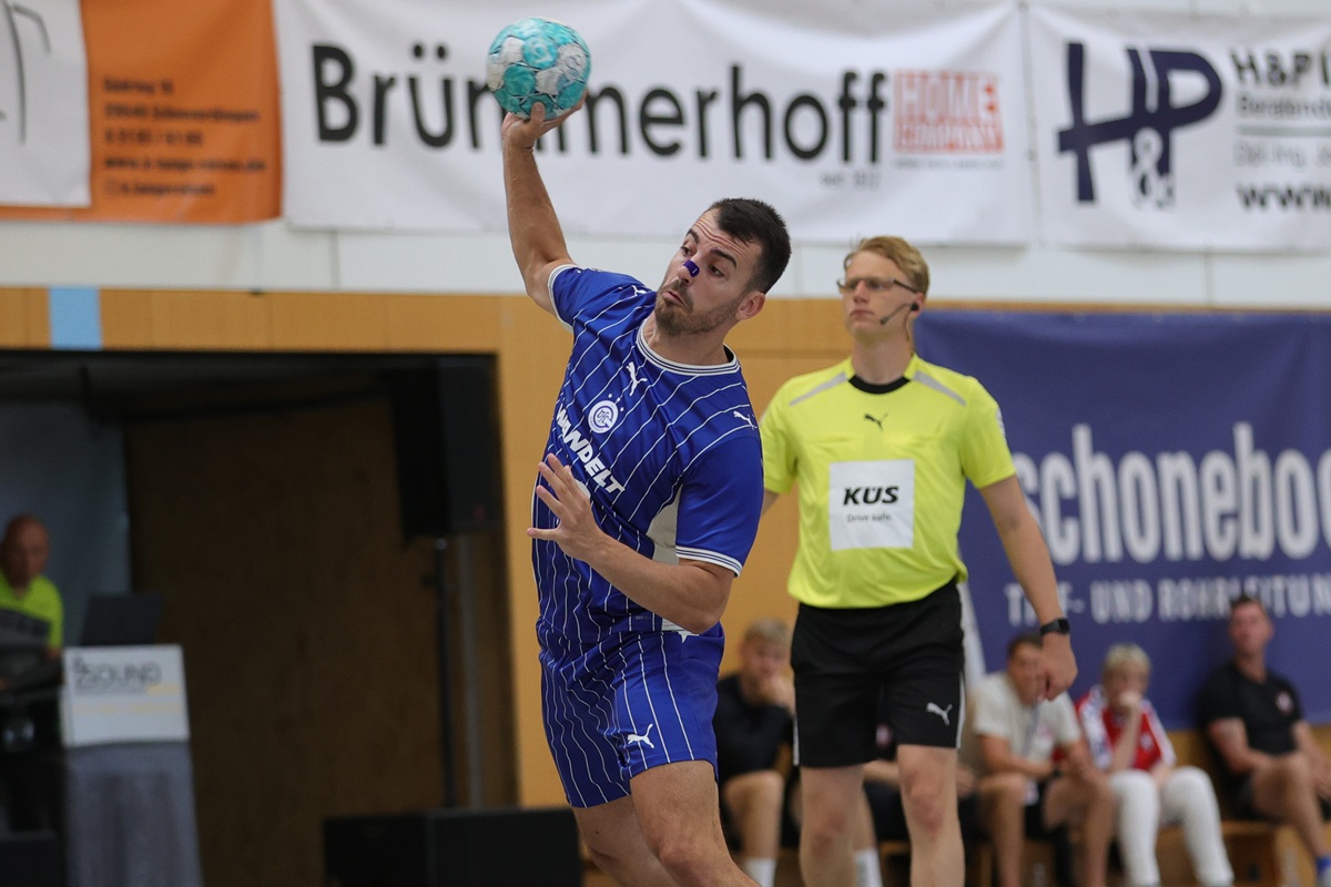 Milos Vujovic beim Siebenmeterwurf